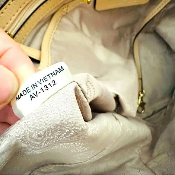 Micheal Kors Rare Medium White Tiger Jet Set Travel Tote - Picture 13 of 15